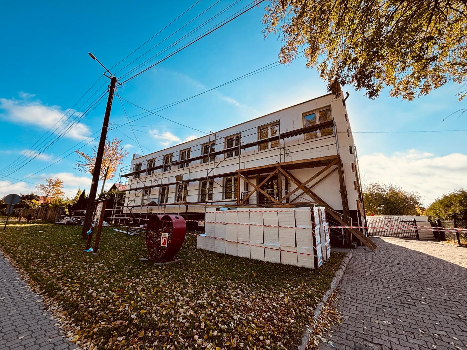 Ocieplenie budynku wielorodzinnego — styropian, rusztowanie, elewacja Łomża
