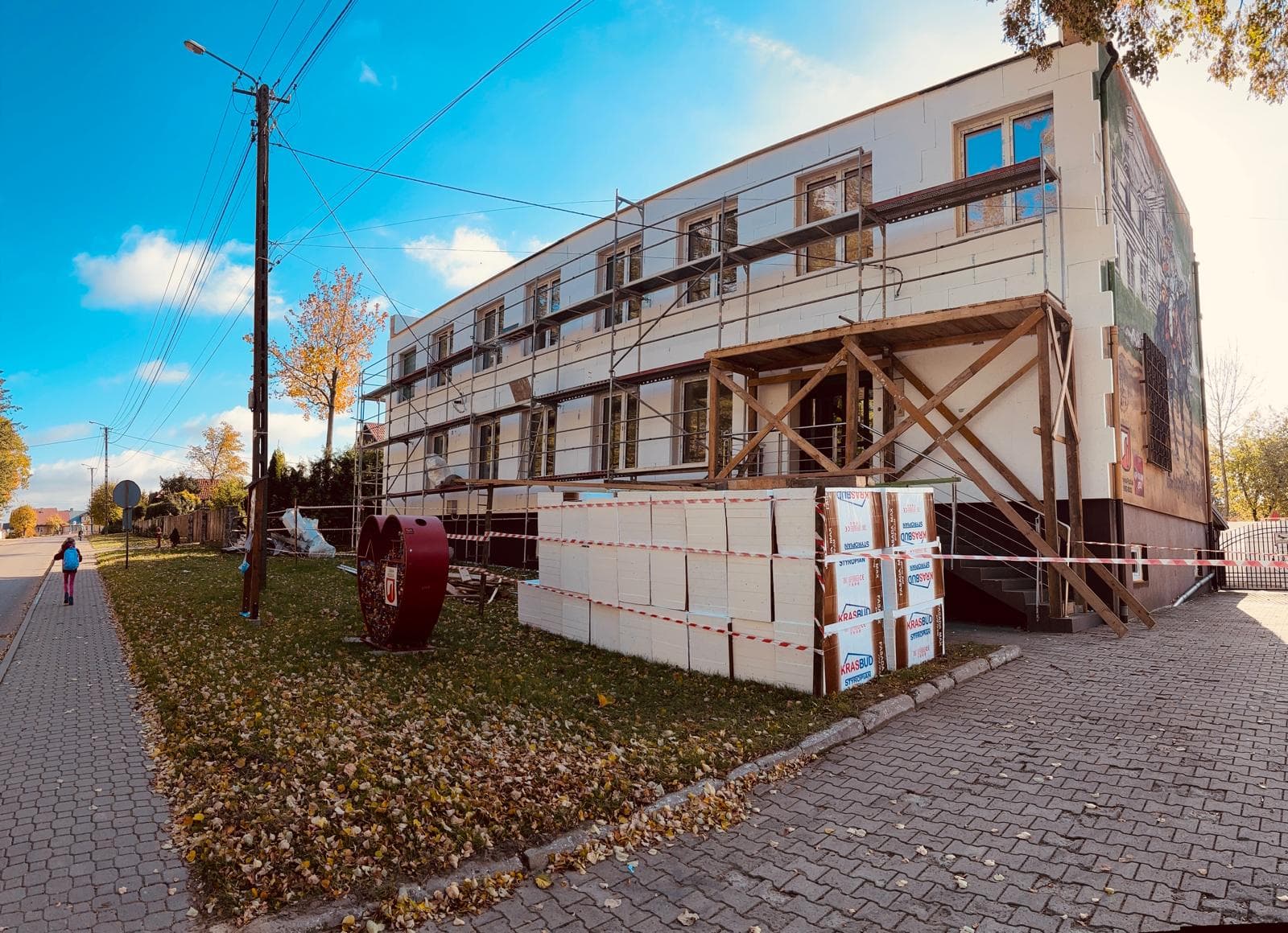Budynek w trakcie ocieplenia — styropian na elewacji, rusztowanie podlaskie